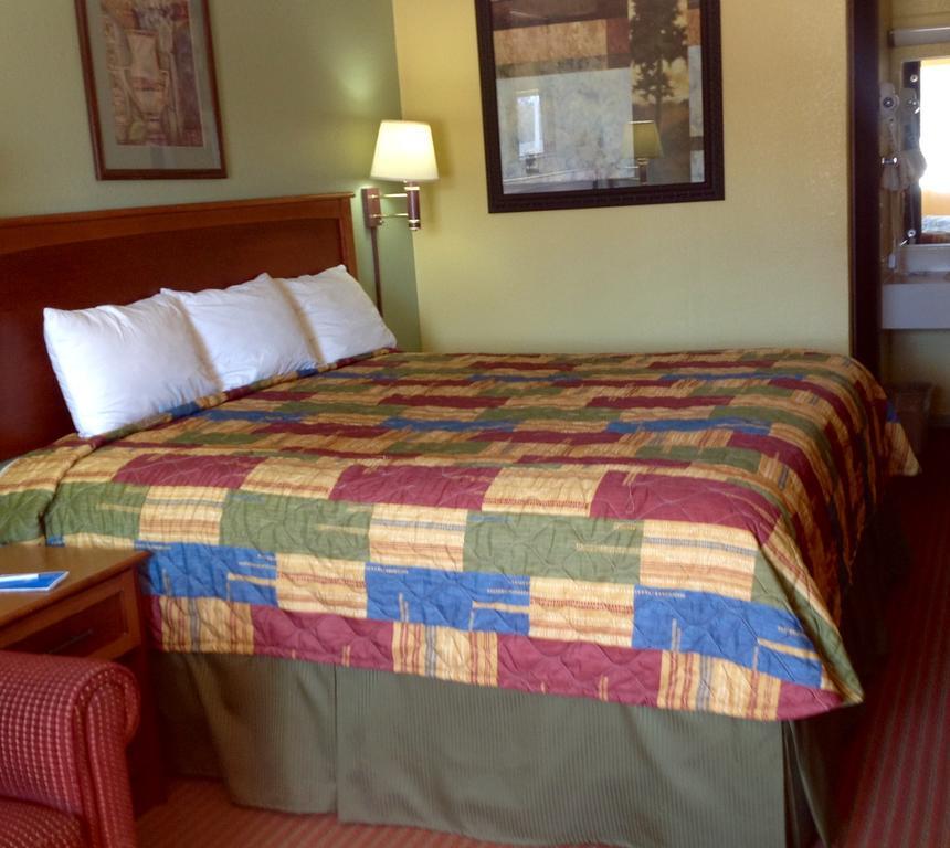 Rodeway Inn Concordia Bagian luar foto