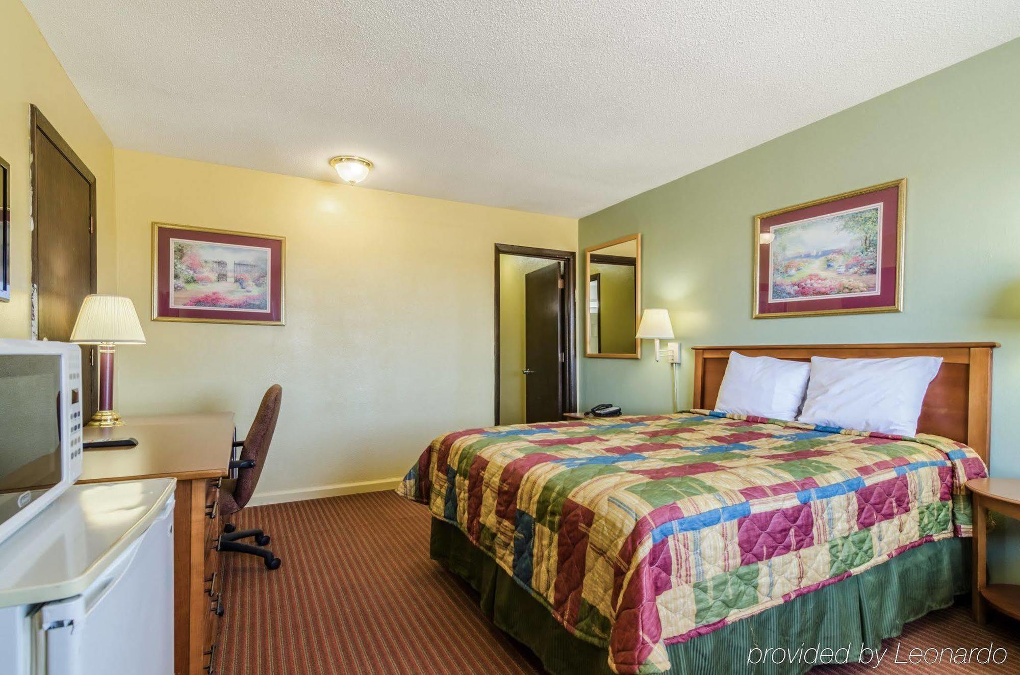 Rodeway Inn Concordia Bagian luar foto