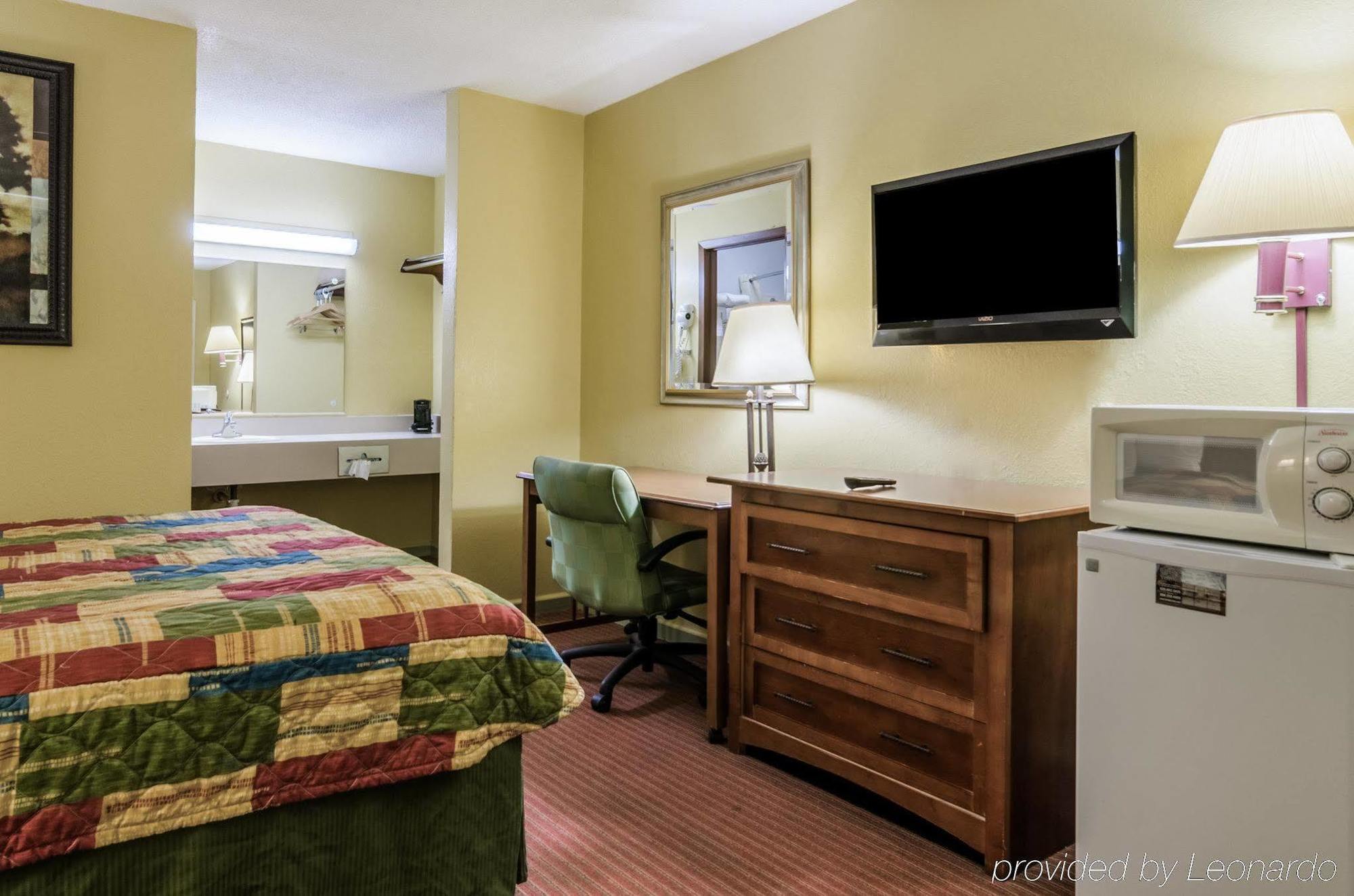 Rodeway Inn Concordia Bagian luar foto