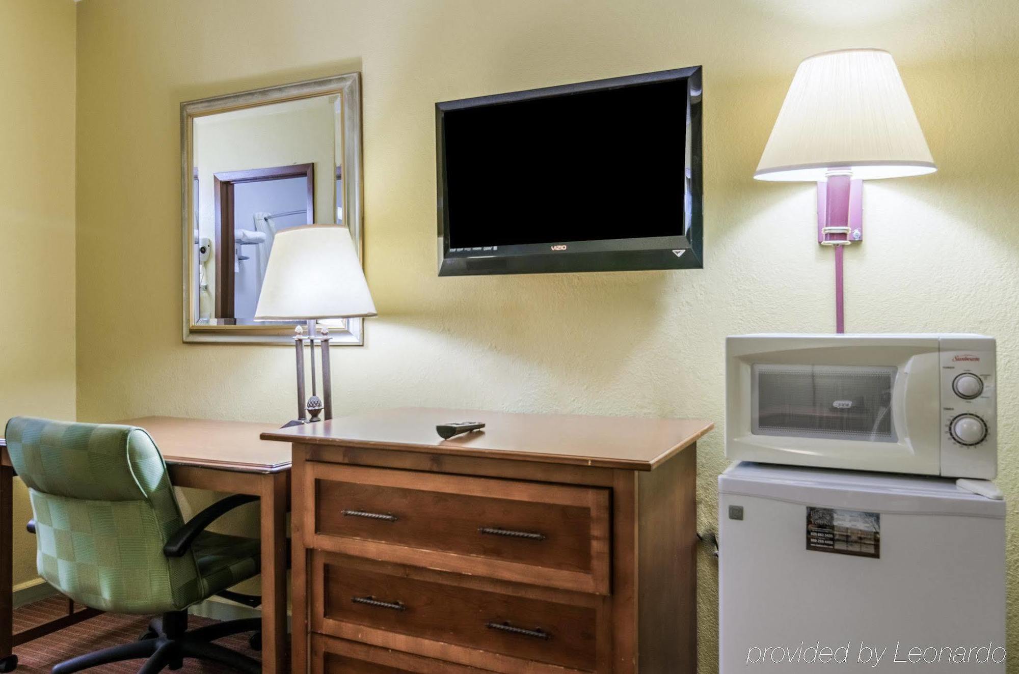 Rodeway Inn Concordia Bagian luar foto