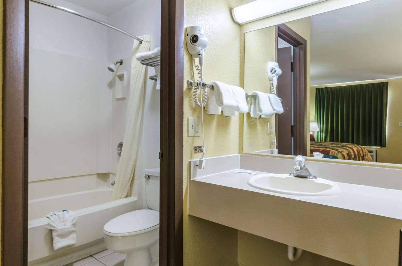 Rodeway Inn Concordia Bagian luar foto