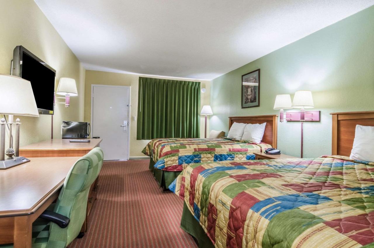 Rodeway Inn Concordia Bagian luar foto