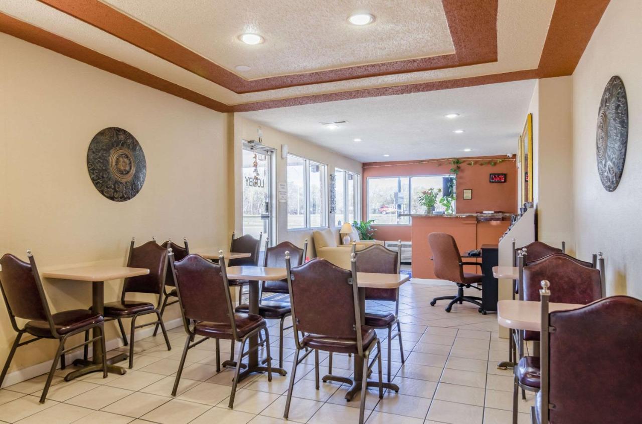 Rodeway Inn Concordia Bagian luar foto