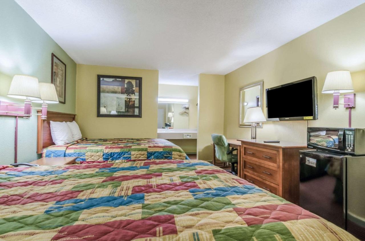 Rodeway Inn Concordia Bagian luar foto